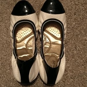Black and white ballerina flat